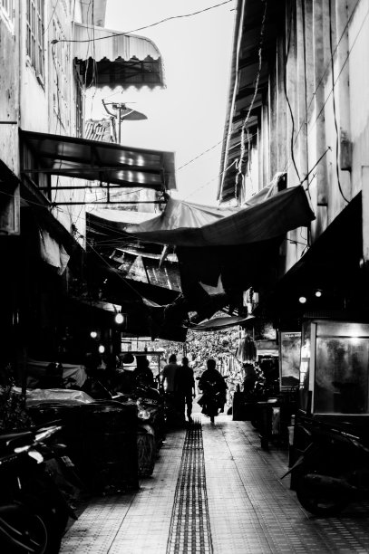 小巷街道黑白照片
