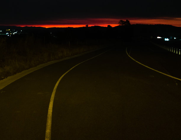 公路弯道与黄昏日落