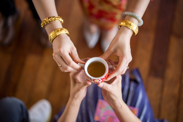 女人泡茶