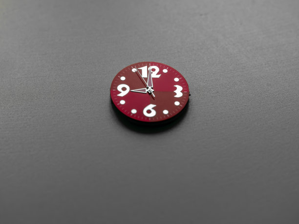 红色圆形钟表
