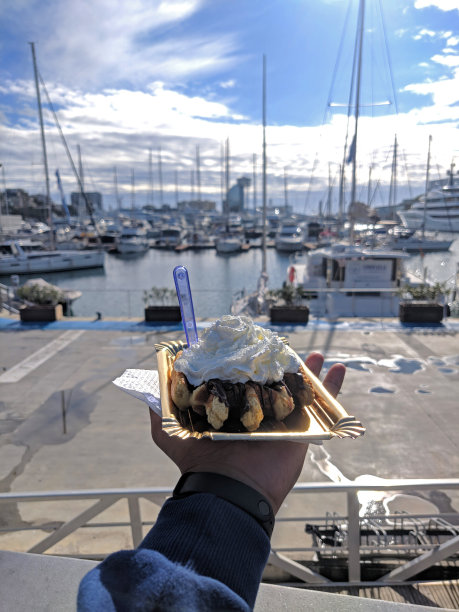 美味的早餐：华夫饼、草莓和糖浆