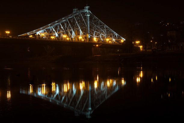 拉索桥夜景