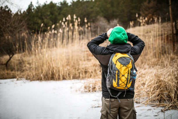 行走在雪地中的人