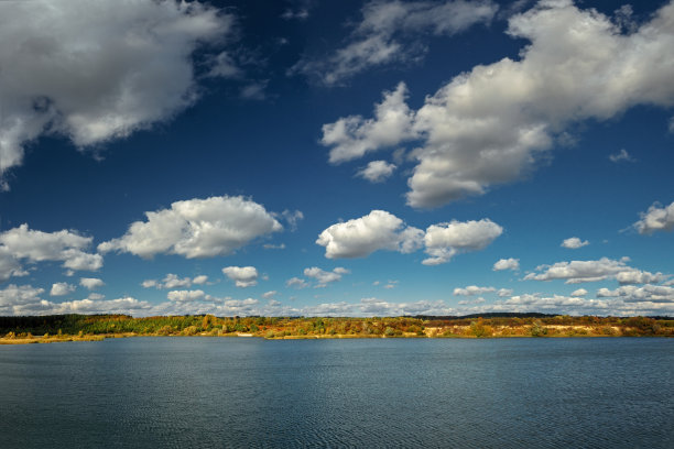 蓝天下的湖面秋景
