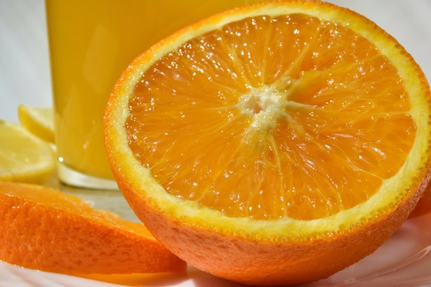 新鲜橙子在白色背景上