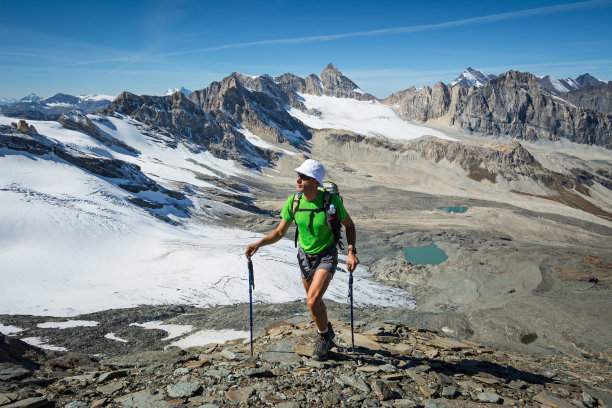行走在雪地中的人