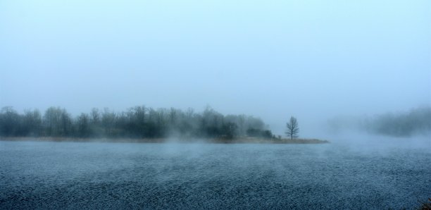 晨光中的山野