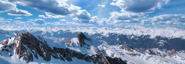 冬季远山村庄雪景