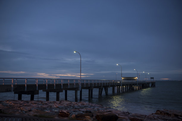 码头海岸的黄昏