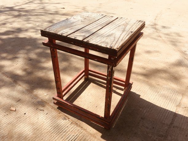 一个实木小板凳