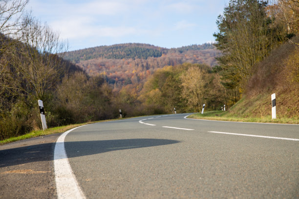 乡村道路草坪一点透视