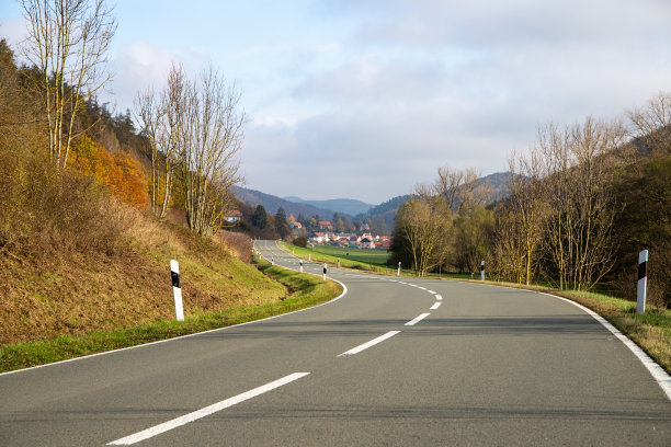 乡村道路草坪一点透视