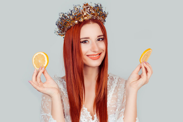 漂亮的年轻女子拿着橙子