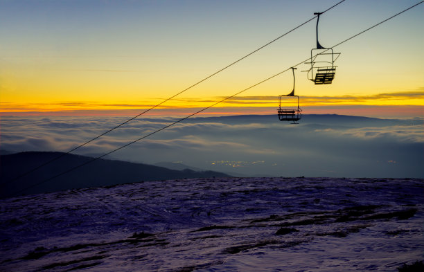滑雪场山顶日落