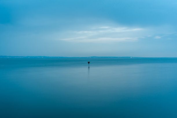 干净漂亮的波浪背景