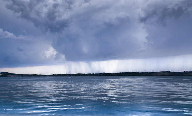 海滨小镇雨后风景