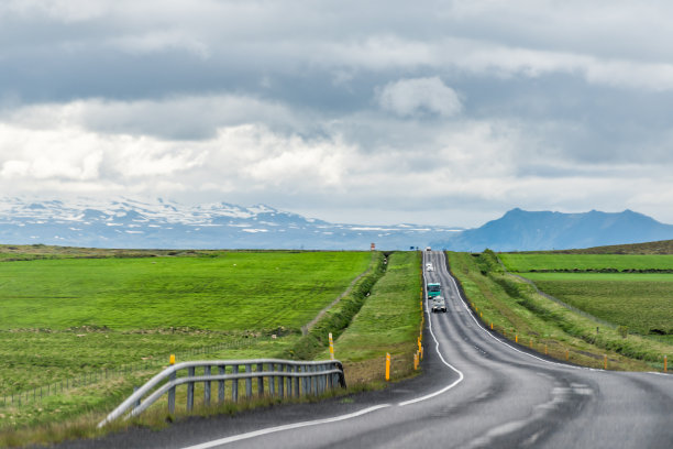 雨天的乡村道路美景