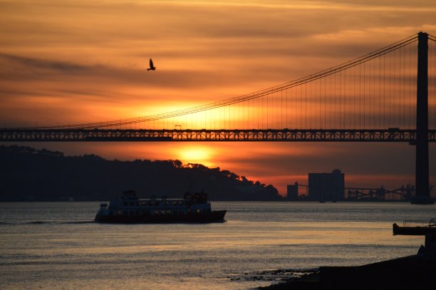 葡萄牙里斯本跨海大桥落日