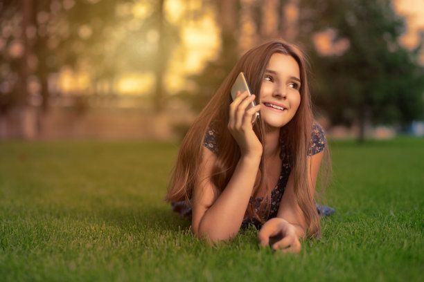 一个用手机聊天的年轻女子