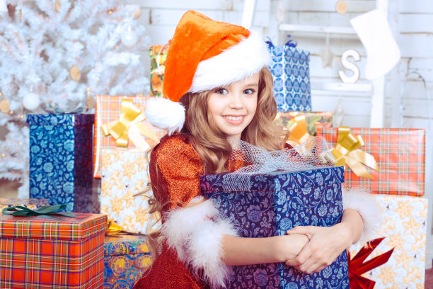 圣诞节女孩拿着礼盒