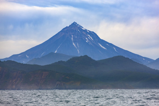 远处的火山