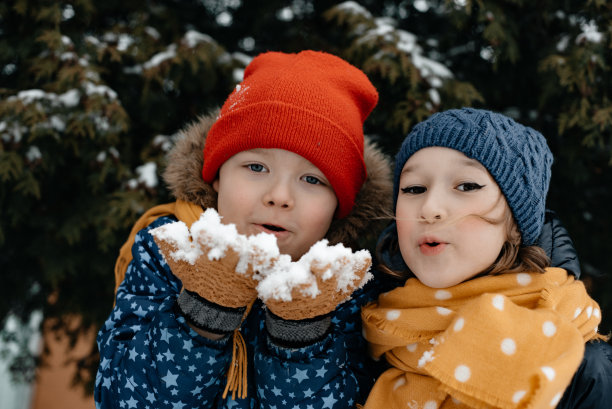 雪地里的两个孩童