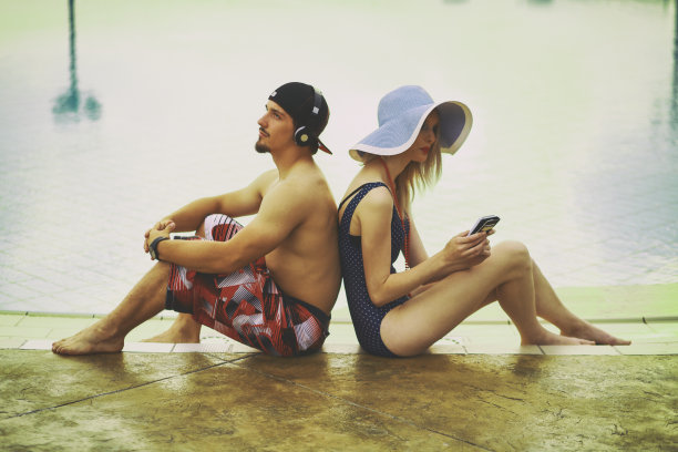坐在沙滩上夫妇