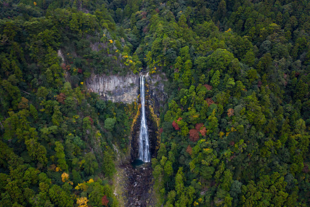 无人机航拍秋季湖泊森林