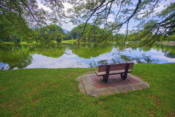 湖边休闲座椅