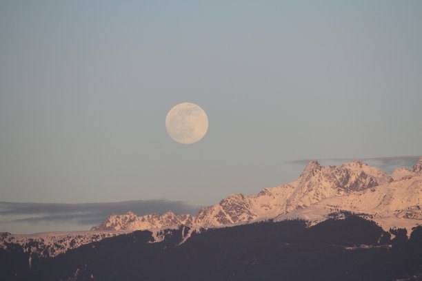 日月山峰