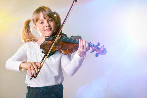小女孩拉小提琴