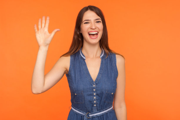 友善姿态张开双手微笑迎接你