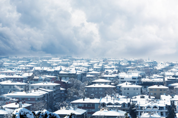 积雪街道屋顶