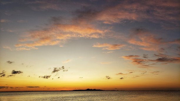 海上落日火烧云美景