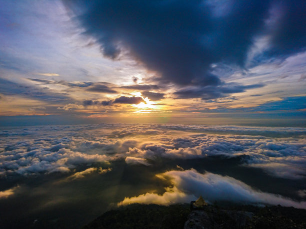 山崖阳光背景图