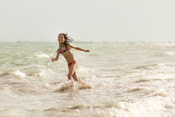 小姑娘在海滩