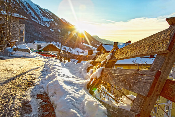 滑雪场山顶日落