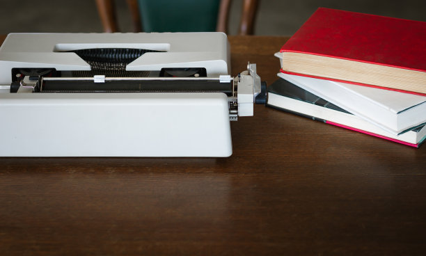 办公桌上的打字机