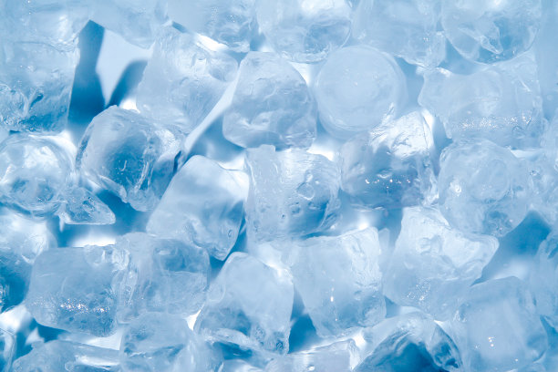 蓝色透明冰块