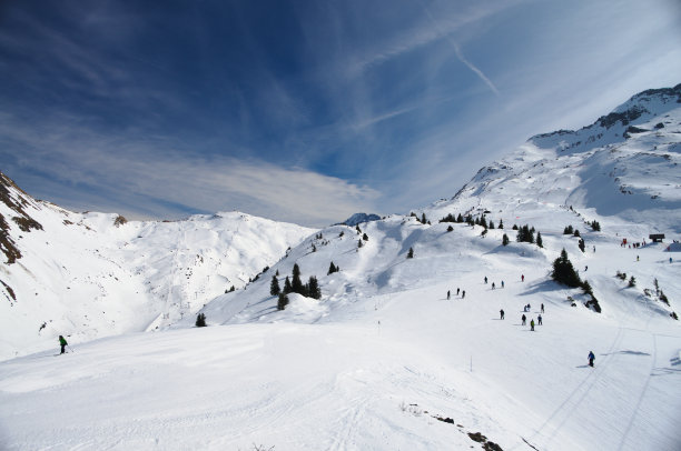 冬季远山村庄雪景