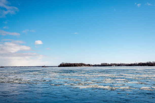 公园湖面结冰冬景