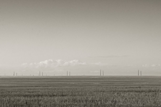 田野上的风力发电设备