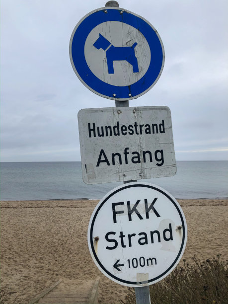 海边指示牌