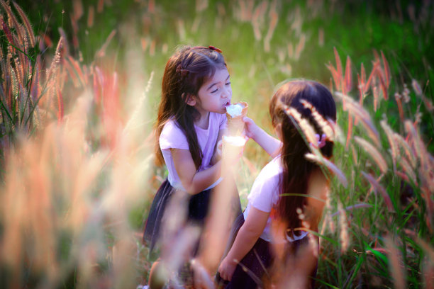 儿童节快乐在草坪上玩耍的女孩子