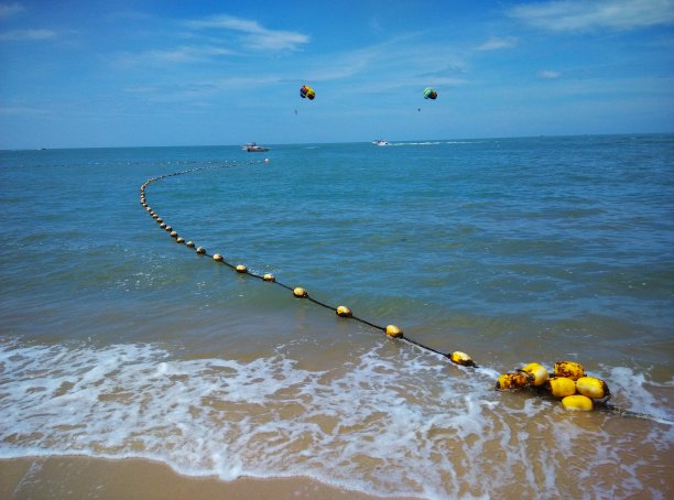 蓝天 降落伞 海水