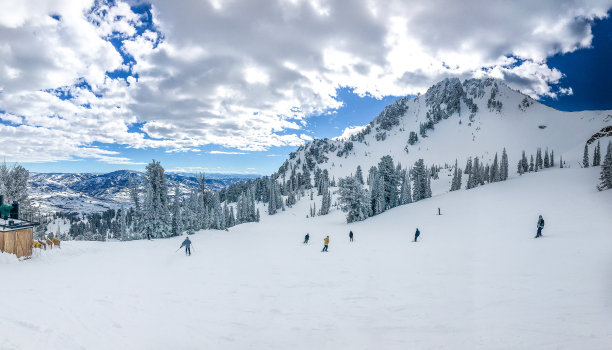 雪山积雪滑雪场