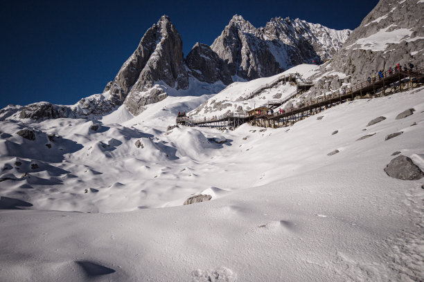 雪峰 山脉 积雪 山顶 阳光