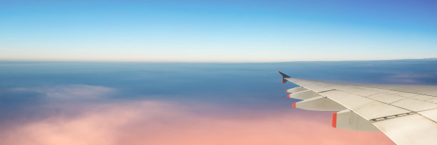 民航机翼与天空云海