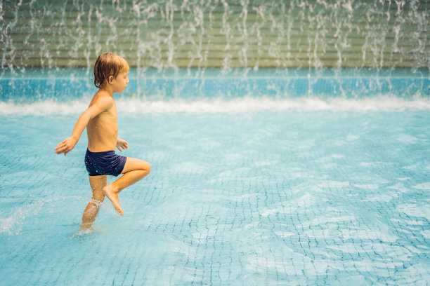 儿童节快乐在游泳池的孩子