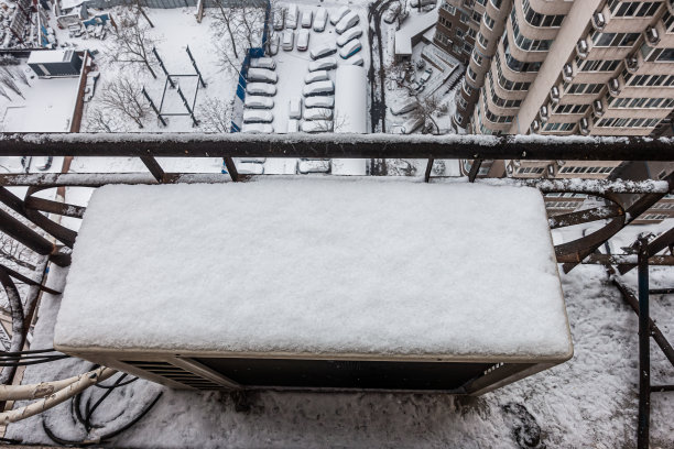 白雪皑皑冬季郊外雪景